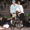 Somos todos brasileiros 02 Pauê pedalado ao lado de skatistas